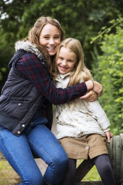 iki kız kardeş sarılma