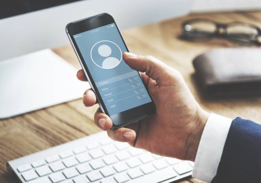 Akıllı telefon kullanan iş adamı