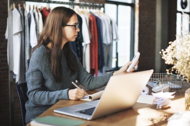 moda deposunda çalışan kadın