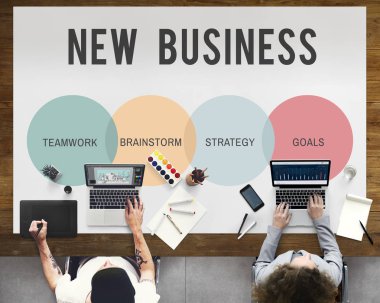 dizüstü bilgisayarlarda çalışan insanlar