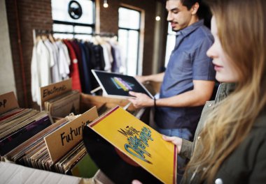 Arkadaşlar vinil kayıtları seçme