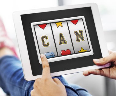 Dijital tablo kullanan kişi