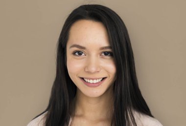 Stüdyoda genç bir kadın 