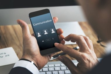 Akıllı telefon kullanan iş adamı