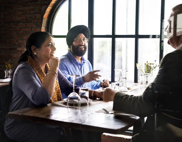 Mensen tijdens vergadering in restaurant — Stockfoto