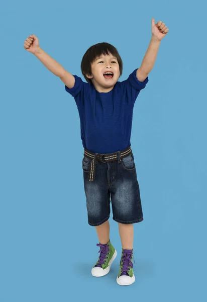 Chłopiec azjatyckich pozowanie w Studio — Zdjęcie stockowe