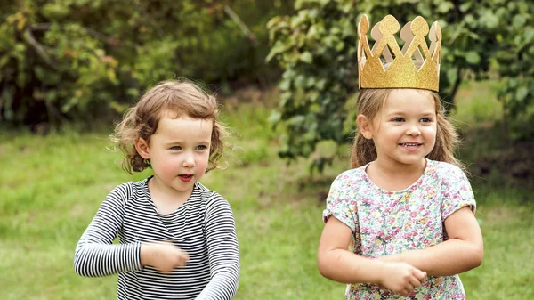 Niños en la fiesta de cumpleaños — Foto de Stock