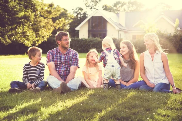 Grande família ao ar livre — Fotografia de Stock