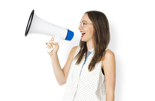 женщина говорит в громкоговорителе
 