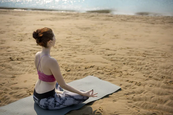 Vrouw doet yoga — Stockfoto