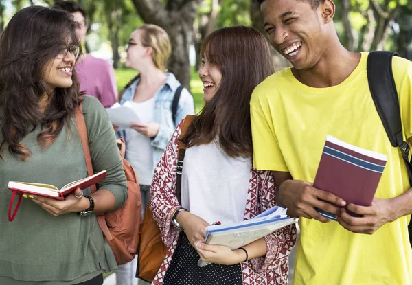 Diversidade estudantes andando e sorrindo — Fotografia de Stock