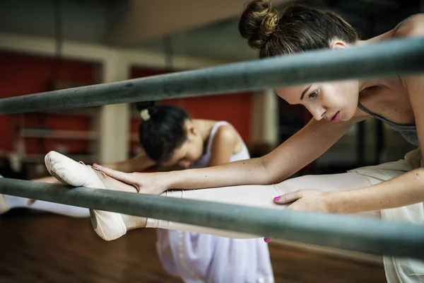 Обучение артистов балета — стоковое фото