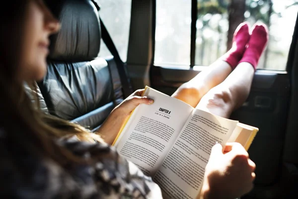 Tyttö lukeminen kirja — kuvapankkivalokuva