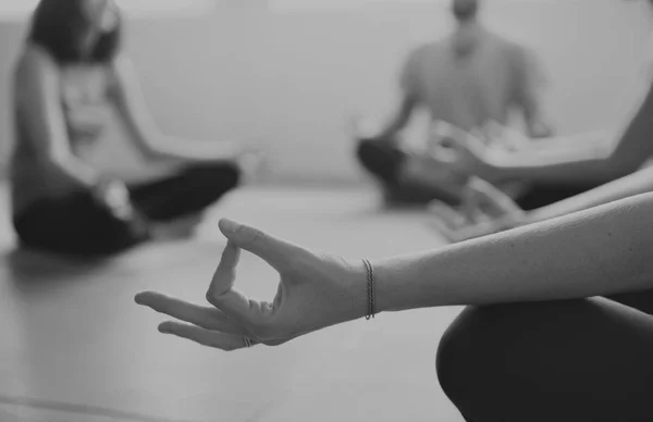 Människor som gör Yoga Meditation — Stockfoto