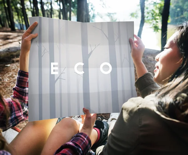 Mensen houden van de kaart met eco-teken — Stockfoto