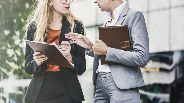 Mooie zakelijke vrouwen — Stockfoto