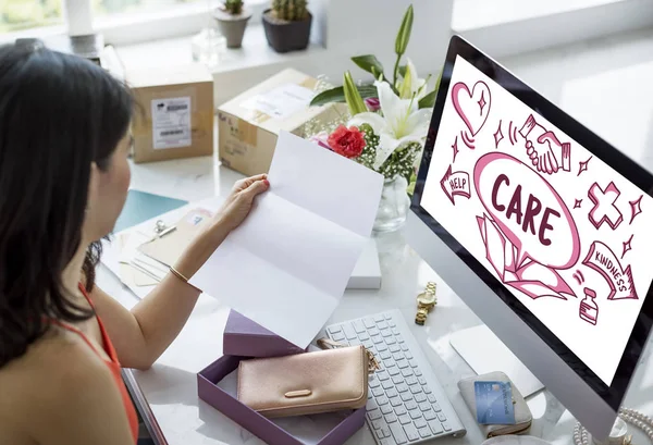 Vrouw bedrijf document — Stockfoto