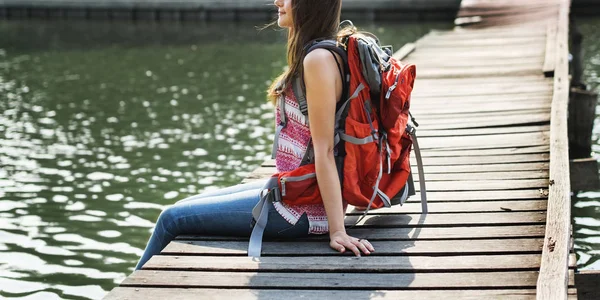 Viajante menina com mochila — Fotografia de Stock