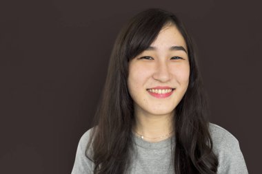 Asyalı kadın stüdyoda poz 