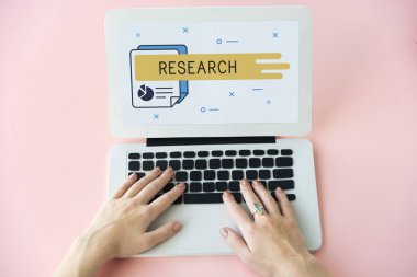 Dizüstü bilgisayarda çalışan kadın