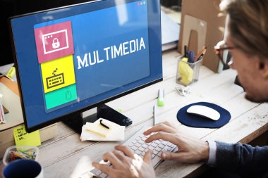 bilgisayarla çalışma iş adamı