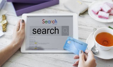 İnternetten alışveriş yapan kadın