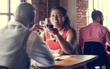 Romantik randevusu olan çift. 