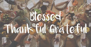 Tablo ile lezzetli yemekler servis