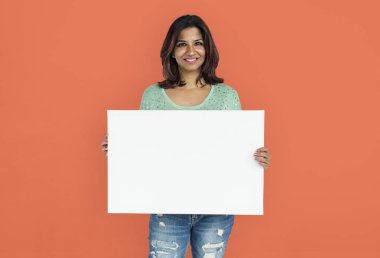 kadın stüdyoda poz