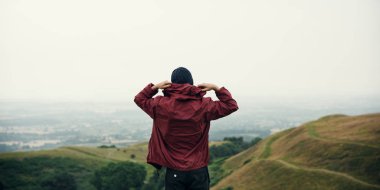 Genç adam dağlarda