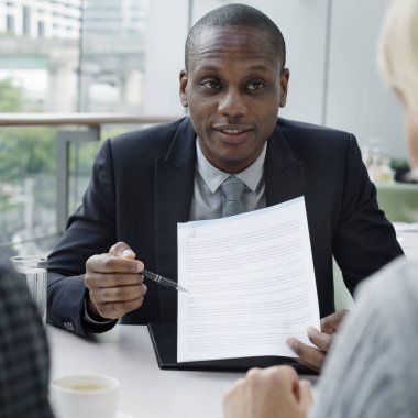 İşadamı gösteren sözleşme belge kağıt