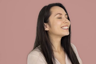 Stüdyoda genç bir kadın 