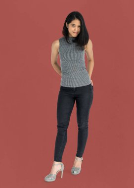  Asyalı kadın stüdyoda poz 