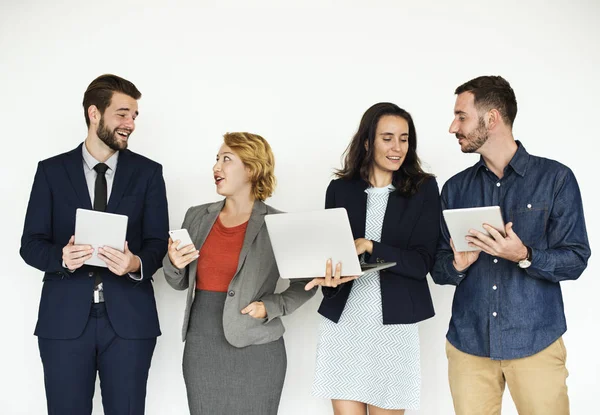 Personer som använder enheter — Stockfoto