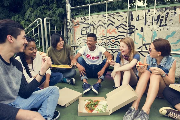 Diversi adolescenti si divertono — Foto Stock