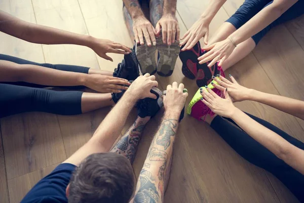 Pessoas esportivas fazendo alongamento Exercício — Fotografia de Stock