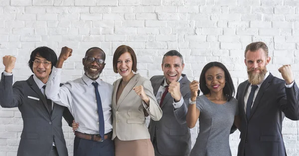 Zakenmensen werken samen — Stockfoto