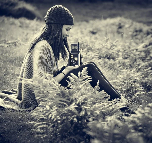 Νεαρή γυναίκα με φωτογραφική μηχανή — Φωτογραφία Αρχείου