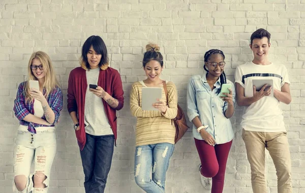 Students using digital devices — Stock Photo, Image