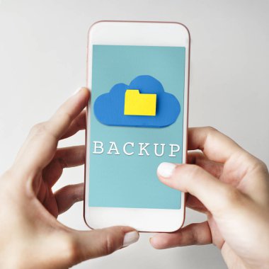 Akıllı telefon kullanan adam 