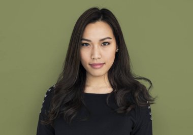 kadın stüdyoda poz 