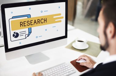 Ofiste çalışan bir iş adamı.