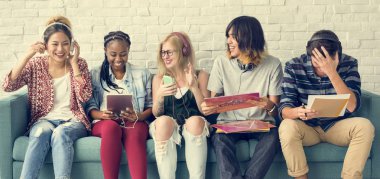 Dijital cihazlar kullanan öğrenciler 