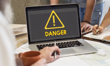 dizüstü bilgisayarda çalışan mimar