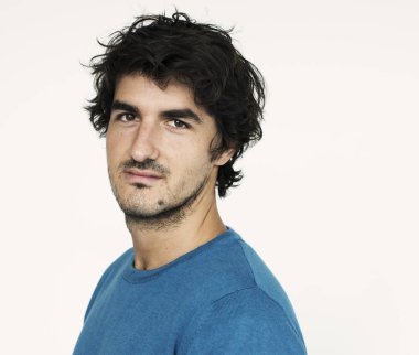 yakışıklı ve sıradan bir adam 