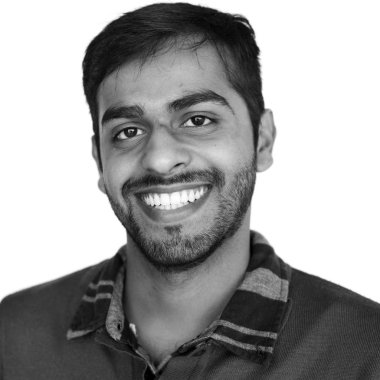 gülümseyen Hint elbise adam 