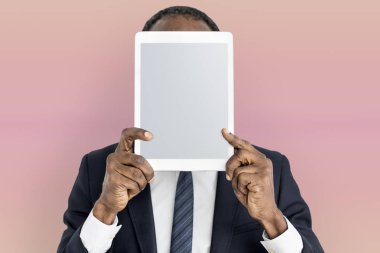 kişi holding dijital tablet 