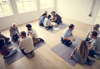 CPR ilk yardım eğitimi öğrenme insanlar 