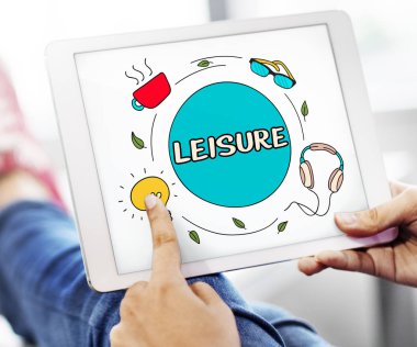 Dijital tablo kullanan kişi