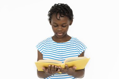 Kız stüdyoda poz veriyor. 